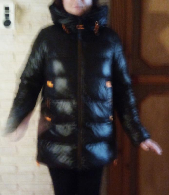 Продам зимнюю удлиненную куртку,  современная,  в хорошем состоянии. цвет черный,  плотный капюшон, - Орск