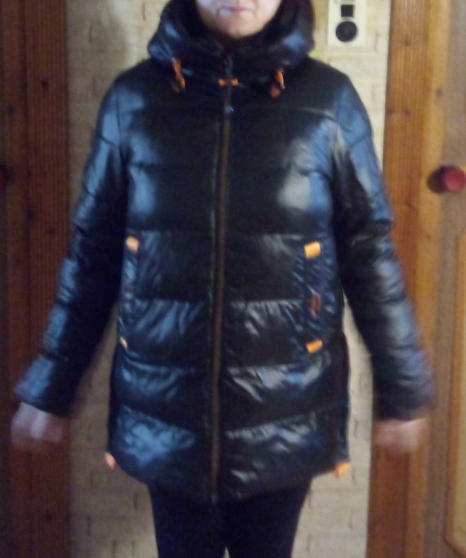 Продам зимнюю удлиненную куртку,  современная,  в хорошем состоянии. цвет черный,  плотный капюшон, - Орск