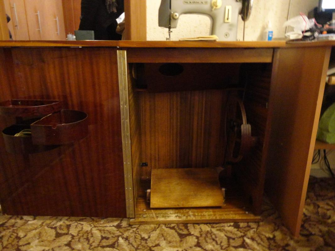 Продается  бытовая швейная машина Чайка-2 с ножным приводом и полированным столом-шкафом с закрытым - Новотроицк